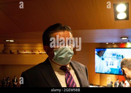 Bogota, Colombie. 19 août 2021. Le ministre de la Santé, Fernando Ruiz, lors de la signature de la donation de 4.5 millions de dollars par la Corée du Sud pour la récupération post covid à l'hôpital Engativa Bogota, Colombie, le 19,2021 août crédit: Long Visual Press/Alamy Live News Banque D'Images