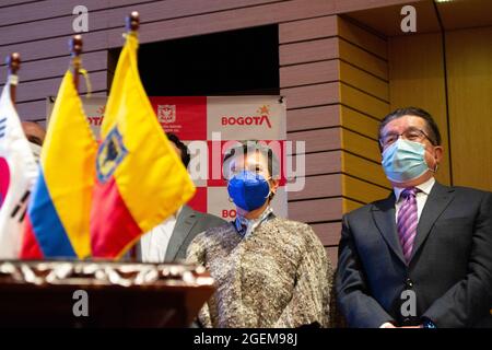 Bogota, Colombie. 19 août 2021. Le maire de Bogota, Claudia Lopez (à gauche), et le ministre colombien de la Santé, Fernando Ruiz (à droite), posent pour une photo lors de la signature du don de 4.5 millions de dollars de la Corée du Sud à Bogota, à Bogota, Colombie le 19 août 2021 crédit: Long Visual Press/Alay Live News Banque D'Images