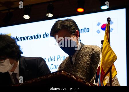 Bogota, Colombie. 19 août 2021. Le maire de Bogota, Claudia Lopez signe du don de 4.5 millions de dollars de la Corée du Sud à la récupération post-covid à l'hôpital Engativa, à Bogota, Colombie, le 19 août 2021 crédit: Long Visual Press/Alamy Live News Banque D'Images