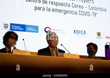 Bogota, Colombie. 19 août 2021. Le directeur de l'Agence de coopération internationale de la République de Corée en Colombie (KOICA), Seugchul Lee (à gauche), l'ambassadeur de la Corée du Sud en Colombie, Jong Youn Choo (au centre), le maire de Bogota, Claudia Lopez (à droite) lors de la signature du don de 4.5 millions de dollars de la Corée du Sud à Bogota, À Bogota, Colombie, le 19 août 2021 crédit: Long Visual Press/Alamy Live News Banque D'Images