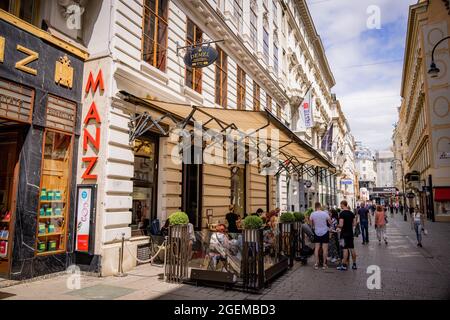 Cafés de rue dans la vieille ville de Vienne - VIENNE, AUTRICHE, EUROPE - 1er AOÛT 2021 Banque D'Images