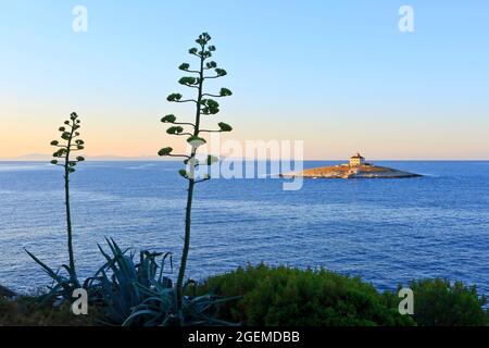 Le phare de Pokonji Dol (1872) à l'aube, sur l'île la plus à l'est des îles Paklinski, à 500 mètres au sud de Hvar, en Croatie Banque D'Images