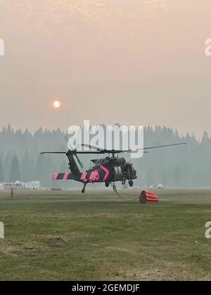 Un hélicoptère de l'armée américaine UH-60 Black Hawk, qui a été transporté par la garde nationale de l'armée de Californie, débarque à la base d'héliport de Battle Creek près de Mineral, en Californie, le 17 août 2021, alors qu'il combat le feu Dixie. Le feu a éclipsé 600,000 acres et est actuellement le deuxième plus grand feu de l’histoire de la Californie. (É.-U. Photo de la Garde nationale de l'armée par le 1er lieutenant Rockne Harmon) Banque D'Images