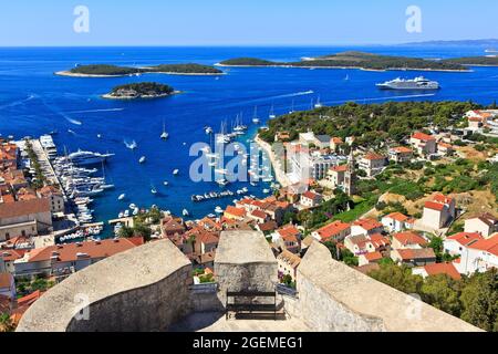 Vue panoramique depuis la forteresse espagnole sur Hvar et les îles Paklinski (comté de Split), Croatie Banque D'Images