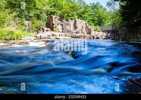 Eau Claire River traversant les Dells du parc eau Claire à Aniwa, Wisconsin, horizontal Banque D'Images