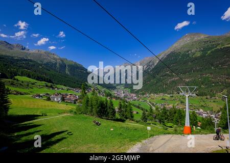 Vue aérienne sur le village de Soelden en Autriche - SOELDEN, AUTRICHE, EUROPE - 28 JUILLET 2021 Banque D'Images