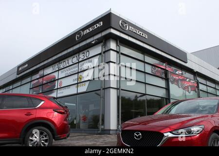 Kiev, Ukraine - 15 août 2020 : détail du logo Mazda sur le devant du magasin, Mazda est une société multinationale japonaise qui produit actuellement de l'automobile Banque D'Images