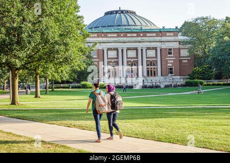 Illinois Urbana-Champaign University of Illinois campus, classe de marche musulmane portant le hijab foulard étudiants, adolescents adolescents adolescents filles Foellinger Audito Banque D'Images