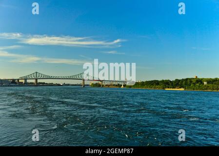 Vue sur la ligne d'horizon un pont en acier traversant une rivière par une belle journée ensoleillée d'été. Pont Jacques-Cartier au-dessus du fleuve Saint-Laurent (Laurent), Montréal (Québec) Banque D'Images