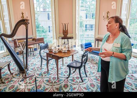 Caroline du Sud, centre-ville historique de Charleston, musée Nathaniel Russell House, intérieur salle de musique femme guide parlant, Banque D'Images