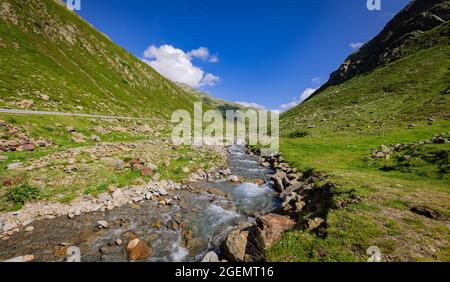 La célèbre route alpine de Timmelsjoch dans les Alpes autrichiennes s'appelle également Passo Rombo Banque D'Images