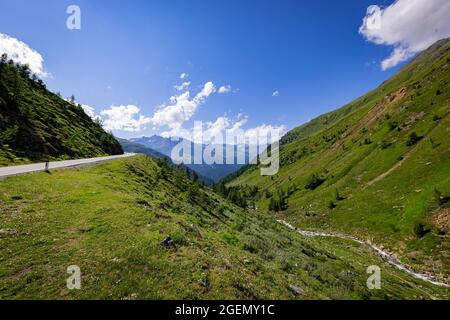 La célèbre route alpine de Timmelsjoch dans les Alpes autrichiennes s'appelle également Passo Rombo Banque D'Images