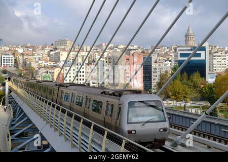 Turquie Istanbul - Pont de métro Haloc avec métro Banque D'Images