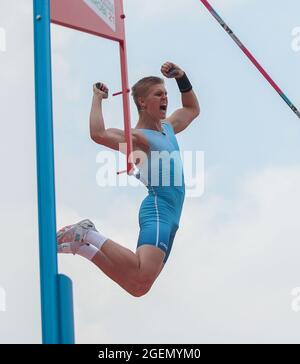 Nairobi, Kenya. 20 août 2021. Juho Alasaari de Finlande participe à la finale de la voûte polaire masculine aux Championnats du monde d'athlétisme U20 2021 à Nairobi, Kenya, le 20 août 2021. Crédit : long Lei/Xinhua/Alay Live News Banque D'Images