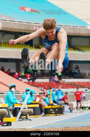 Nairobi, Kenya. 20 août 2021. Aleksi Savolainen, de Finlande, participe au long saut en décathlon masculin aux Championnats du monde d'athlétisme U20 2021 à Nairobi, au Kenya, le 20 août 2021. Credit: Zhang Yu/Xinhua/Alay Live News Banque D'Images