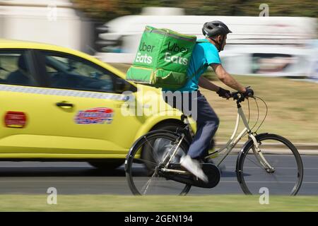 Bucarest, Roumanie - 11 août 2021 : un courrier de livraison de nourriture Uber Eats livre de la nourriture à Bucarest, Roumanie. Banque D'Images