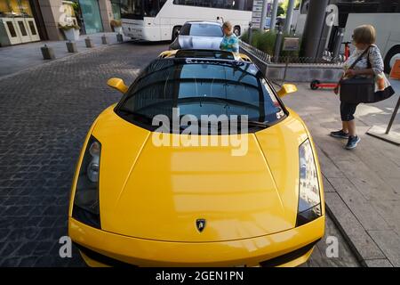 Bucarest, Roumanie - 17 août 2021 : une Lamborghini jaune 2006 Gallardo Spyder est garée devant l'entrée du Radisson Blu Hotel Buchares Banque D'Images