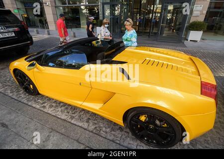 Bucarest, Roumanie - 17 août 2021 : une Lamborghini jaune 2006 Gallardo Spyder est garée devant l'entrée du Radisson Blu Hotel Buchares Banque D'Images