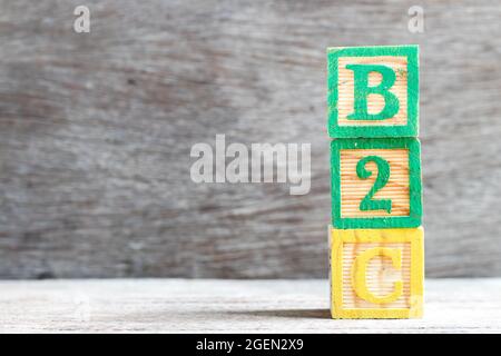 Bloc de lettres de couleur dans le mot b2c (abréviation de commerce à consommateur) sur fond de bois Banque D'Images