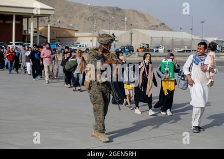 États-Unis Marines affecté à la 24e unité expéditionnaire maritime escorte les personnes évacuées lors d'une évacuation à l'aéroport international Hamid Karzaï, Afghanistan, le 18 août 2021. Les membres du service AMÉRICAIN aident le département d'État américain à procéder à un retrait ordonné du personnel désigné en Afghanistan. Crédit obligatoire : Nicholas Guevara/US Marine corps via CNP Banque D'Images