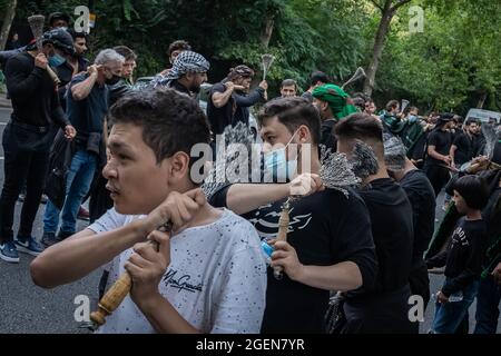 Des centaines de musulmans majoritairement chiites participent à la procession annuelle de l'Ahura Day. Hyde Park, Londres, Royaume-Uni. Banque D'Images