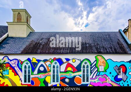 Une fresque à l’église presbytérienne centrale met en lumière la mission de l’église d’amour, de service, d’acceptation et d’espoir, le 14 août, 2021, dans Mobile, Alabama. Banque D'Images