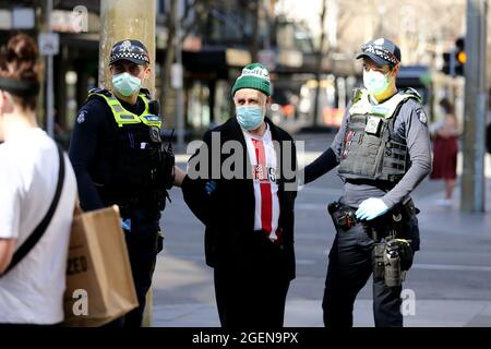 Melbourne, Australie, 21 août 2021. La police arrête un homme pendant la manifestation pour la liberté. Des manifestations contre la liberté ont lieu dans tout le pays en réponse aux restrictions de la COVID-19 et à la suppression continue des libertés. Crédit : Dave Helison/Speed Media/Alamy Live News Banque D'Images