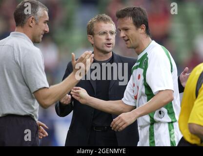 Leverkusen Allemagne 14.9.2002, football: Saison Bundesliga 2002/03, Bayer 04 Leverkusen (B04, rouge) vs HANOVRE 96 (H96, vert) 1:3 — de l'entraîneur assistant gauche Mirko Slomka, mananger de l'équipe Ralf Rangnick, Fredi Bobic, (H96) Banque D'Images