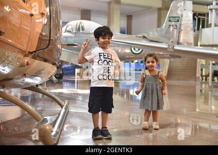 Riyad, Arabie Saoudite. 20 août 2021. Des enfants visitent le Musée de l'Aviation royale saoudienne, à Riyad, en Arabie Saoudite, le 20 août 2021. Le Musée de la Royal Saudi Air Force présente l'histoire de la Royal Saudi Air Force depuis sa création dans les années 1920 jusqu'à nos jours. Crédit: Wang Haizhou/Xinhua/Alay Live News Banque D'Images