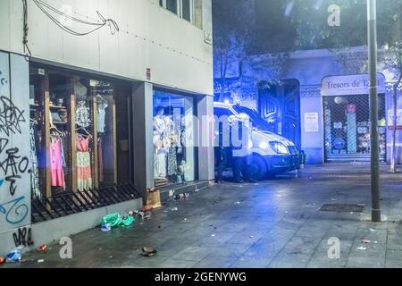 Barcelone, Espagne. 21 août 2021. Un véhicule de police patrouille dans les rues, expulse des gens qui cassent le couvre-feu sur la Plaza del Diamante du quartier de Gracia à Barcelone. La dernière nuit du festival traditionnel du quartier de Gracia à Barcelone et le premier vendredi depuis la fin du couvre-feu dans la ville, la police a évacué les foules de divers endroits du quartier. Crédit : SOPA Images Limited/Alamy Live News Banque D'Images