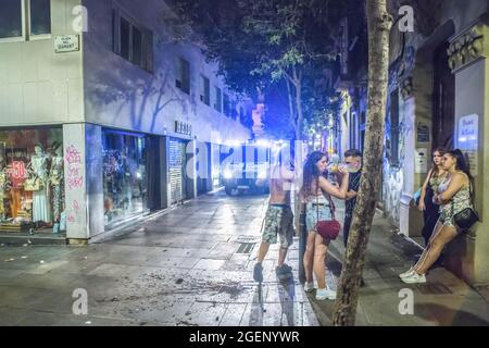 Barcelone, Espagne. 21 août 2021. Un véhicule de police patrouille dans les rues, expulse des gens qui cassent le couvre-feu sur la Plaza del Diamante du quartier de Gracia à Barcelone. La dernière nuit du festival traditionnel du quartier de Gracia à Barcelone et le premier vendredi depuis la fin du couvre-feu dans la ville, la police a évacué les foules de divers endroits du quartier. Crédit : SOPA Images Limited/Alamy Live News Banque D'Images