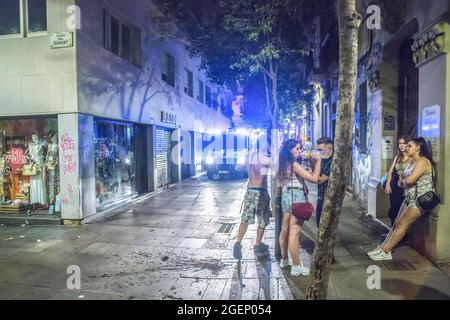 Barcelone, Espagne. 21 août 2021. Un véhicule de police patrouille dans les rues, expulse des gens qui cassent le couvre-feu sur la Plaza del Diamante du quartier de Gracia à Barcelone. La dernière nuit du festival traditionnel du quartier de Gracia à Barcelone et le premier vendredi depuis la fin du couvre-feu dans la ville, la police a évacué les foules de divers endroits du quartier. (Photo de Thiago Prudencio/SOPA Images/Sipa USA) crédit: SIPA USA/Alay Live News Banque D'Images