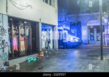 Barcelone, Espagne. 21 août 2021. Un véhicule de police patrouille dans les rues, expulse des gens qui cassent le couvre-feu sur la Plaza del Diamante du quartier de Gracia à Barcelone. La dernière nuit du festival traditionnel du quartier de Gracia à Barcelone et le premier vendredi depuis la fin du couvre-feu dans la ville, la police a évacué les foules de divers endroits du quartier. (Photo de Thiago Prudencio/SOPA Images/Sipa USA) crédit: SIPA USA/Alay Live News Banque D'Images