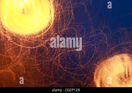 Arrière-plan abstrait avec cercles orange chaleureux et bleu foncé froid. Ressources graphiques Banque D'Images