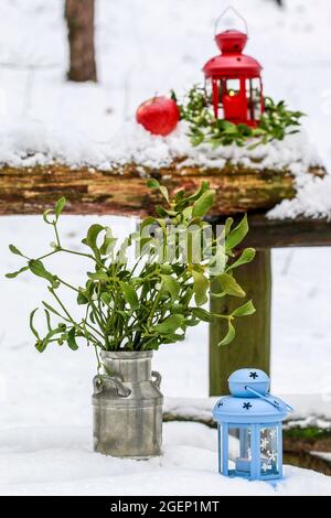 Décoration de Noël dans le jardin d'hiver. Repasser les lanternes, les pommes et le bouquet de GUI. Banque D'Images