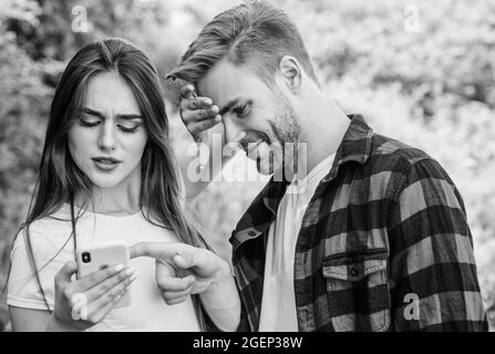 message secret. concept d'espace personnel. Perdu. navigateur recherche. Date romantique en ligne. Homme levier téléphone de fille dans le parc. Jealousy. Utilisation en couple Banque D'Images