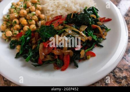 Gros plan d'une assiette de riz, de pois chiches et d'une salade d'épinards cuits Banque D'Images