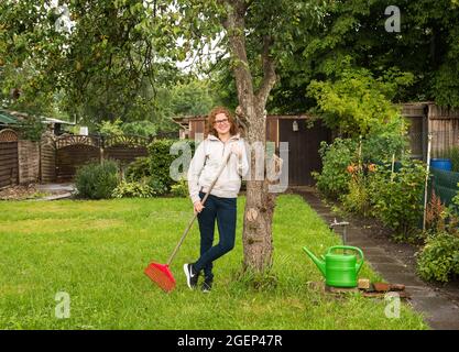 05 août 2021, Schleswig-Holstein, Heide: Laura Mugrauer, jardinière de l'allotissement, se tient près d'un arbre de poire dans son jardin de l'allotissement. Pendant longtemps, les jardins d'allotement ont été considérés comme plutôt bourgeois - mais pendant ce temps aussi les jeunes découvrent les jardins d'allotissement pour eux-mêmes. (À dpa 'autosuffisance et petites escapades urbaines - jardins d'allotement dans le nord') photo: Daniel Bockwoldt/dpa Banque D'Images