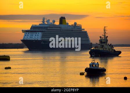 21/08/2021 Gravesend UK Dawn Breaks au-dessus de la Tamise près de Gravesend. L'image montre le bateau de croisière Spirit of Discovery à Gravesend Reach. Banque D'Images