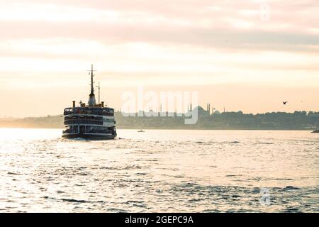 Ferry en ligne d'Istanbul et paysage urbain d'Istanbul au coucher du soleil. Transports en commun à Istanbul. Voyage en Turquie. Heure d'or et ferry sur le bosphore Banque D'Images