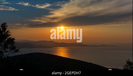 Magnifique coucher de soleil sur la mer Égée dans la péninsule de Pélion, Grèce. Banque D'Images