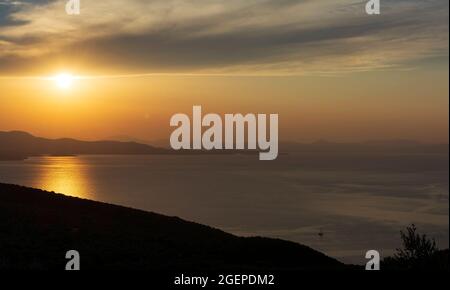 Magnifique coucher de soleil sur la mer Égée dans la péninsule de Pélion, Grèce. Banque D'Images