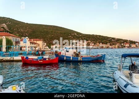Pélion, Agia Kiriaki, Grèce - août 14 2020 : Grèce, Pélion, bateaux de pêche dans le port d'Agia Kiriaki Banque D'Images