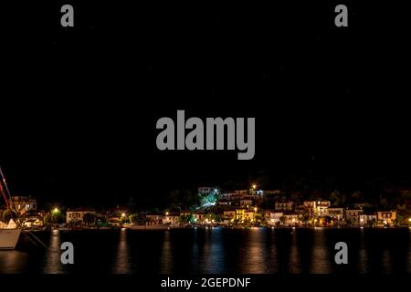 Grèce, Pélion, le port d'Agia Kiriaki au ciel nocturne Banque D'Images