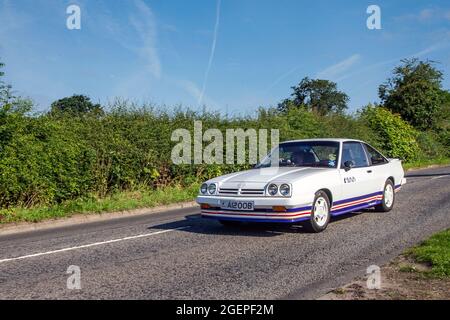 1984 80 années 80 blanc Opel GTE coupé 5 speed Manual en route vers Capesthorne Hall Classic July car show, Cheshire, Royaume-Uni Banque D'Images