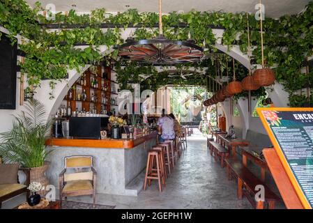 Les personnes s'asseyant dans le magnifique café ou restaurant traditionnel rétro de Tulum Banque D'Images