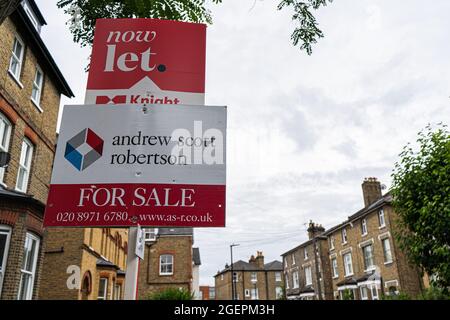Londres 21 août 2021. L'agent immobilier signe devant la maison mitoyenne à Londres Banque D'Images
