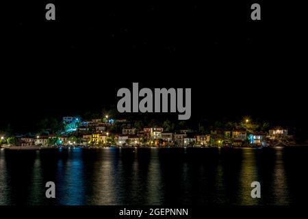 Grèce, Pélion, le port d'Agia Kiriaki au ciel nocturne Banque D'Images