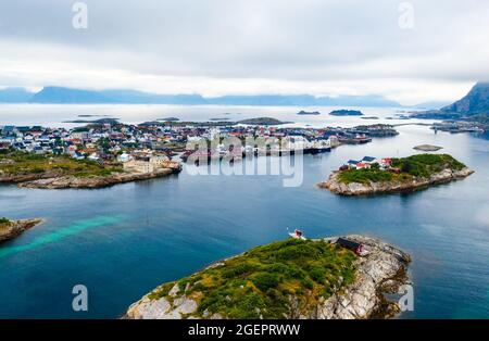 Vue aérienne du village de pêcheurs de Henningsvaer sur les îles Lofoten en Norvège Banque D'Images