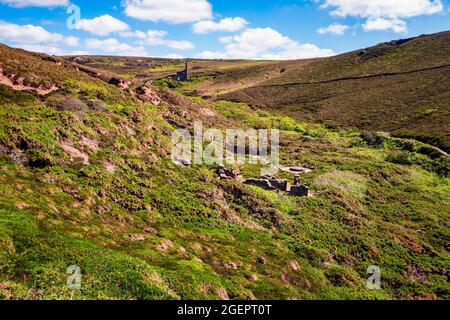 Chapelle Combe, près de St Agnes en Cornouailles, avec les ruines de Charlotte United Mine visibles sur la vallée. Banque D'Images